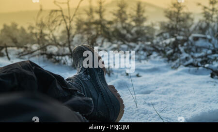 Uomini stivali in inverno meteo Foto Stock