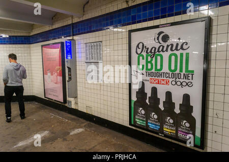 Un annuncio pubblicitario nella metropolitana di New York promuove Thoughtcloud organico marca cannabidiolo (CBD), il non psicoattivi componente della marijuana, visto il giovedì, 27 settembre 2018. (© Richard B. Levine) Foto Stock