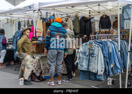 Gli aficionados del denim sfoglia abbigliamento e accessori a una specialità fiera di strada di New York di domenica 23 settembre, 2018. (Â© Richard B. Levine) Foto Stock