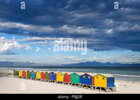 Coloratissima casa sulla spiaggia vicino a Muizenberg, Cape Town, Western Cape, Sud Africa Foto Stock