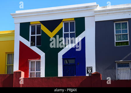 Casa verniciato nei colori della South African bandiera, Bo Kaap, Cape Malay, Cape Town, Western Cape, Sud Africa Foto Stock