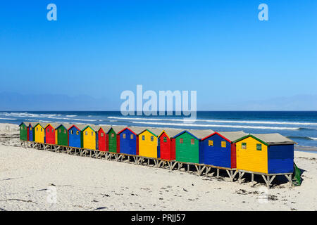 Coloratissima casa sulla spiaggia vicino a Muizenberg, Cape Town, Western Cape, Sud Africa Foto Stock