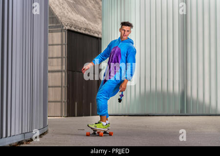 Adolescente, 17 anni, giostre Longboard indossando un onepiece, Germania Foto Stock