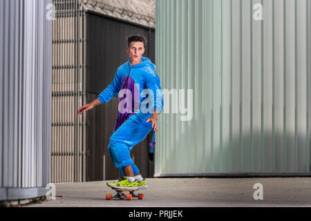 Adolescente, 17 anni, giostre Longboard indossando un onepiece, Germania Foto Stock