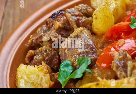 Otjahuri - georgiano piatto di carne di vitello con patate fritte e pomodori Foto Stock