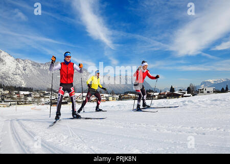 I fondisti, centro nordico Angerberg, Wörgl, Alpi di Kitzbühel, Tirolo, Austria Foto Stock