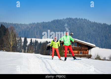 I fondisti sull'Penningberg, Hopfgarten, Alpi di Kitzbühel, Tirolo, Austria Foto Stock