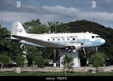 Douglas DC-3 aereo indonesiano in mostra a banda Aceh, Sumatra, Indonesia Foto Stock