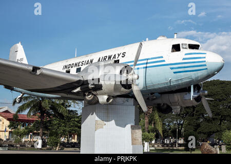 Douglas DC-3 aereo indonesiano in mostra a banda Aceh, Sumatra, Indonesia Foto Stock