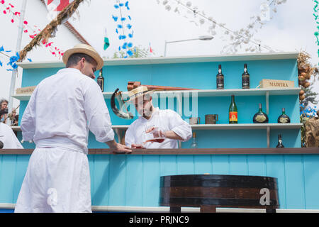 Sfilata di Madeira Wine Festival o 'Festa do Vinho Madera " in Estreito de Camara de Lobos, Isola di Madeira, Portogallo, settembre 2017. Foto Stock