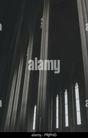 REYKJAVIK, Islanda - 22 giugno 2018: Interno della chiesa Hallgrimskirkja con molti pilastri in Reykjavik Foto Stock