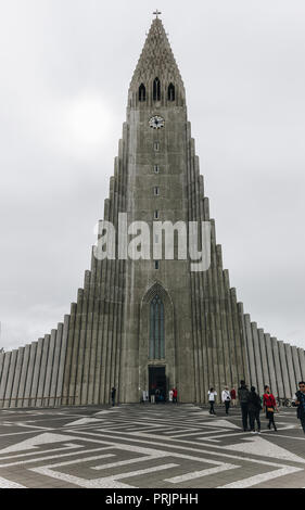 REYKJAVIK, Islanda - 22 giugno 2018: la facciata della chiesa Hallgrimskirkja e piazza con molti turisti a Reykjavik Foto Stock