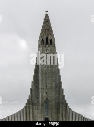 REYKJAVIK, Islanda - 22 giugno 2018: guglia della bellissima chiesa Hallgrimskirkja a Reykjavik il giorno nuvoloso Foto Stock