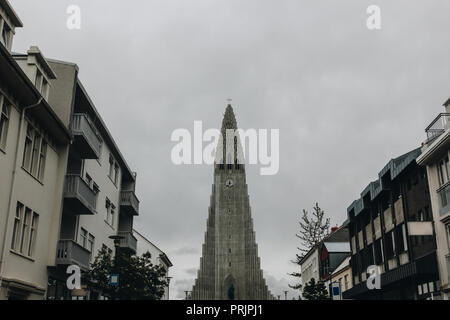 REYKJAVIK, Islanda - 22 giugno 2018: guglia della chiesa Hallgrimskirkja in Reykjavik Foto Stock