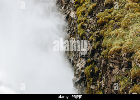 Vista aerea di nebbia nei pressi di montagna coperta da MOSS in Islanda Foto Stock