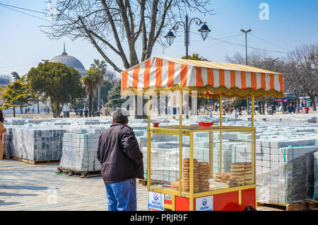 Venditore di ciambelle di pane turco (Simit) vicino a piazza Sultanahmet nel centro di Istanbul, Turchia Foto Stock