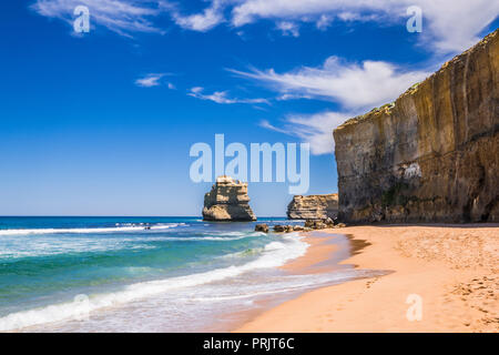 Pile di pietra calcarea e scogliere a fasi di Gibson, vicino a Port Campbell, Naufragio Costa, Great Ocean Road, Victoria, Australia. Foto Stock