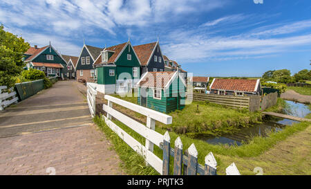 Tipico villaggio olandese di scena con case in legno e il ponte sul canale sulla isola di Marken nel lago Ijsselmeer o ex Zuiderzee, Paesi Bassi Foto Stock