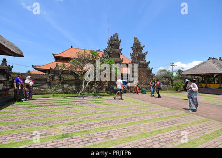 Bali, Indonesia - 15 Settembre 2018: i turisti a Puseh tempio, situato nel villaggio di Batuan. Si tratta di un tempio Balinese con interessanti sculture in pietra & s Foto Stock