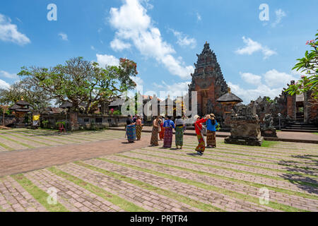 Bali, Indonesia - 15 Settembre 2018: i turisti a Puseh tempio, situato nel villaggio di Batuan. Si tratta di un tempio Balinese con interessanti sculture in pietra & s Foto Stock