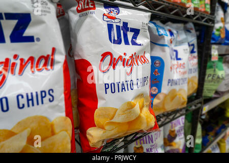 Un display di marca Utz potato chips sono visti in un supermercato a New York il mercoledì 26 settembre, 2018. (© Richard B. Levine) Foto Stock