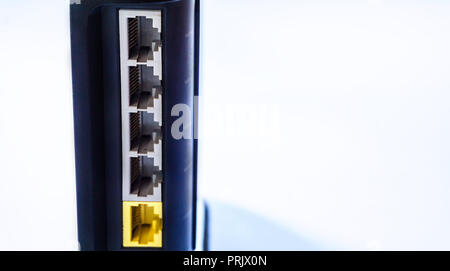 Nella parte posteriore del modem router isolati su sfondo bianco Foto Stock