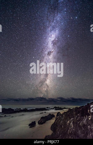 La Uem scuro degli aborigeni sky lore salendo al di fuori del Mare di Tasman, dal sud costo di Victoria, Australia. Da Cape Conran sulla costa di Gippsland. Foto Stock