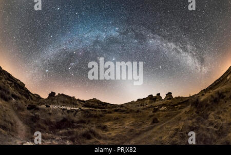Un 200+ panorama gradi dell'arco della Via Lattea invernale, dal sud (sinistra) a nord-ovest (ar) di destra con la luce zodiacale ad ovest a centro. T Foto Stock