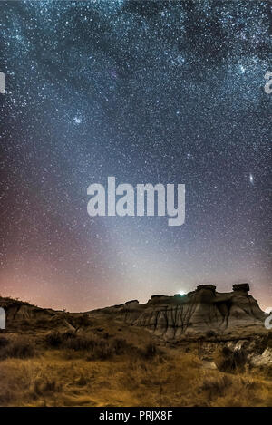 Il tardo inverno sera luce zodiacale, come colpo al Parco Provinciale dei Dinosauri, Alberta, febbraio 28, 2017. La luce è la candela dalla luce solare reflectin Foto Stock