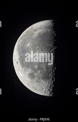 Il 21-giorno-vecchia calante ultimo quarto di luna con il Astro-Physics 130mm rifrattore (con 2X Lente di Barlow) e Canon 60Da fotocamera. La mattina del 16 luglio Foto Stock