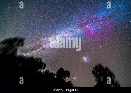 La Via Lattea nell emisfero sud sky da Vela in alto a destra di centauro in basso a sinistra. A sinistra del centro è la gomma enorme emissione nebulosa n Foto Stock