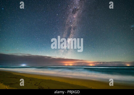 La Uem scuro degli aborigeni sky lore in aumento in un cielo chiaro di luna sopra il mare di Tasmania da una spiaggia nei pressi di Lakes Entrance, Victoria, Australia, 2 aprile 2017. Foto Stock