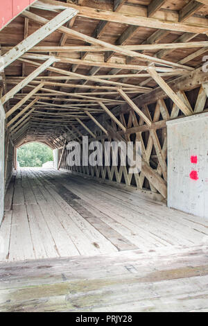 La struttura a reticolo interno del Roseman ponte coperto, Winterset, Madison County, Iowa, USA Foto Stock