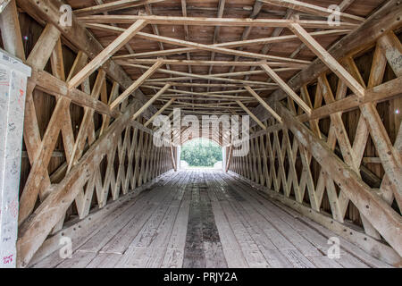 La struttura a reticolo interno del Roseman ponte coperto, Winterset, Madison County, Iowa, USA Foto Stock