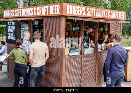 Londra Inghilterra,Regno Unito,Parchi reali,Hyde Park,Serpentine Bar & Kitchen,ristoranti ristoranti ristoranti ristorazione caffè caffè, hamburger, bibite analcoliche & birra artigianale, cibo k Foto Stock