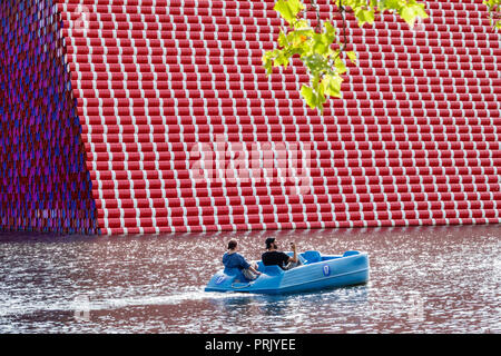 Londra Inghilterra,Regno Unito,Parchi reali,Hyde Park,parco,spazio verde,la Serpentine,lago ricreativo,installazione d'arte,Londra Mastaba by Christo & Jeanne-Claude,t Foto Stock