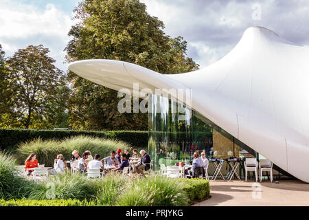 Londra Inghilterra,UK,Chucs Serpentine Sackler Gallery,The Magazine,ristoranti ristoranti ristoranti ristorazione caffè, al fresco, marciapiede fuori tavoli da pranzo Foto Stock