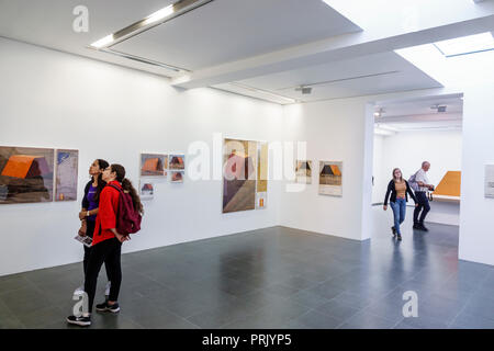 Londra Inghilterra,Regno Unito Gran Bretagna,Kensington Gardens,Serpentine Gallery,interni,mostra d'arte,Christo e Jeanne-Claude: BA Foto Stock