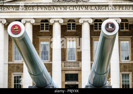 Londra Inghilterra,UK,Southwark,Imperial War Museum,archivio armi da guerra militare,esterno,portico colonne ioniche,pistole da 15 pollici,HMS Ramillies,HMS Re Foto Stock