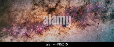 Un panorama di mosaico del ricco centro galattico regione della Via Lattea in Scorpione e Sagittario, da Messier 16, a sinistra, alla falsa Comet regione Foto Stock
