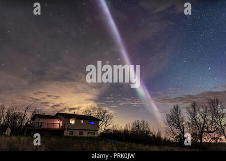 L'insolita STEVE auroral arco sopra la mia casa nel sud Alberta, il 6 maggio 2018, su un poco nuvoloso notte. Una dim e inattivo aurora principale era la n Foto Stock