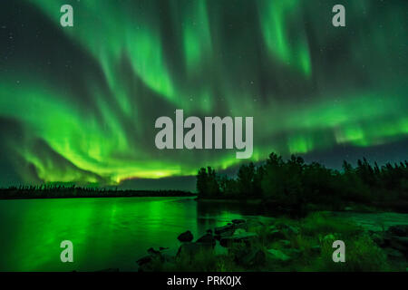 Un cielo luminoso-riempimento di aurora a Tibbitt il lago sul sentiero Ingraham est di Yellowknife, NWT, con l'illuminazione aurora terra verde. Questo è stato Settemb Foto Stock