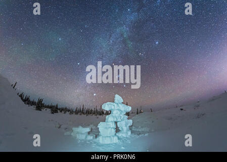 Orion e l'inverno stelle e la Via Lattea oltre un mock-up inukshuk figura fatta di blocchi di neve, al Churchill nord del Centro Studi, Manitoba. Il h Foto Stock