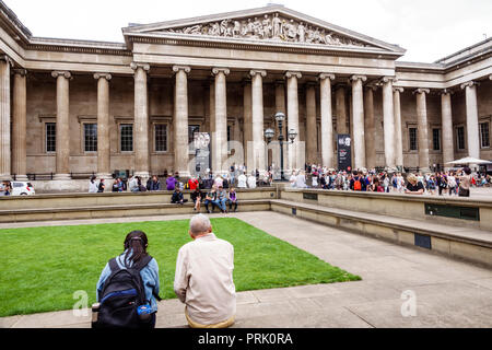 Londra Inghilterra,UK,Bloomsbury,il British Museum,storia della cultura umana,esterno,cortile,facciata,ingresso frontale,colonna ionica,frontone,arco neo-classico Foto Stock