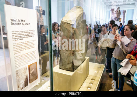 Londra Inghilterra,UK,Bloomsbury,The British Museum,storia umana,interni,galleria,pietra Rosetta,stele granodiorite,geroglifici egiziani,disp vetro Foto Stock