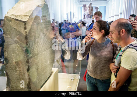 Londra Inghilterra,UK,Bloomsbury,The British Museum,storia umana,interni,galleria,pietra Rosetta,stele granodiorite,geroglifici egiziani,disp vetro Foto Stock