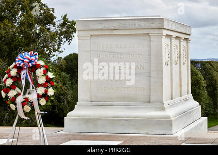 Arlington, Virigina, Stati Uniti d'America - 15 Settembre 2018: corona alla tomba del milite ignoto in Al Cimitero Nazionale di Arlington Foto Stock