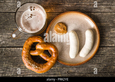 Il weisswurst bavarese, pretzel e senape. Vista dall'alto. Foto Stock