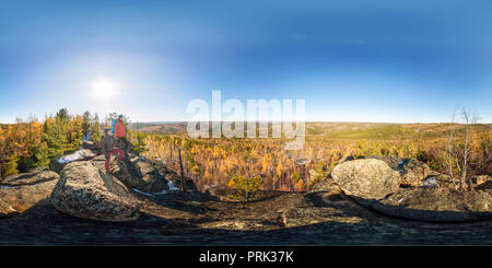 Coppia di turisti con zaini l uomo e la donna in piedi su una roccia nella foresta di autunno. 360sferica panorama vr Foto Stock