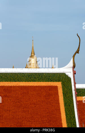 Da sopra vista ingrandita delle sezioni di tempio Buddista tetto con verde e schema rosso Foto Stock